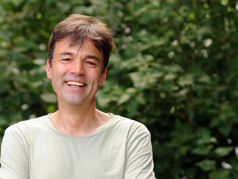 Portrait Dirk Breulmann vor Blätterhintergrund